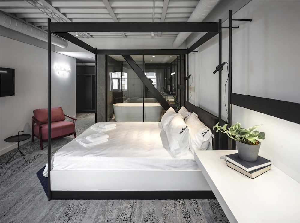 Wonderful Room with Tub