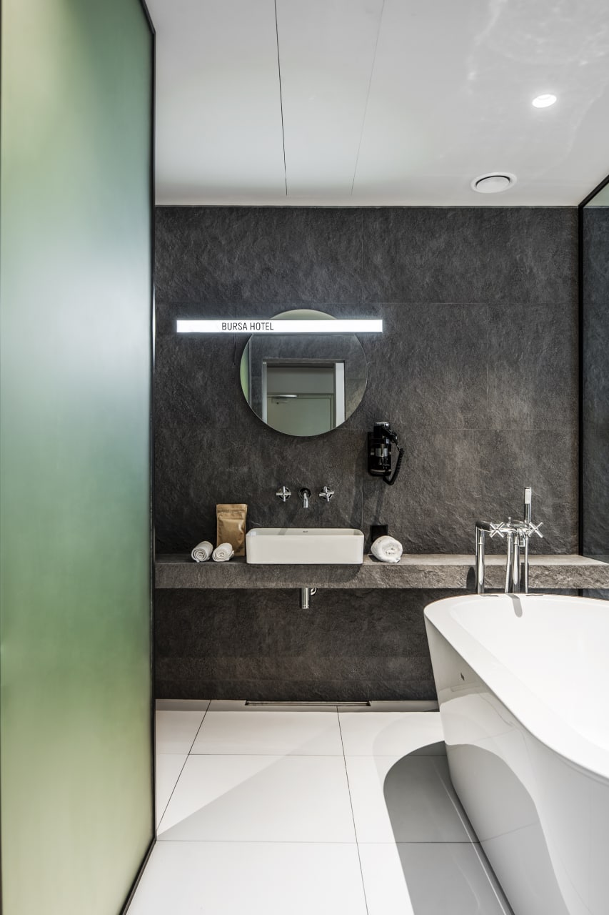 Wonderful Room with Tub
